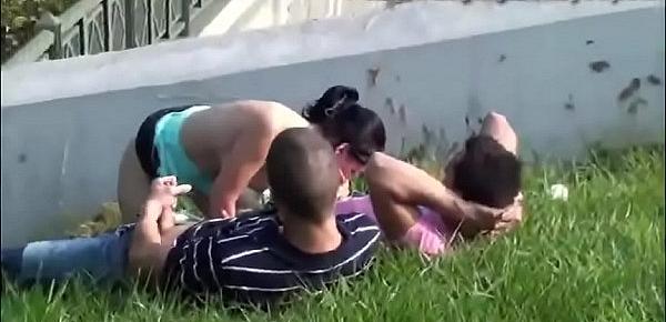  Public threesome enjoy (somebody have more videos of her)